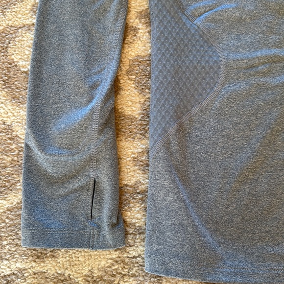 EUC Nike dri fit long-sleeve top Medium - Picture 3 of 3